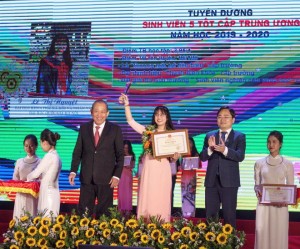 Lê Thị Nguyệt nhận giải thưởng sinh viên 5 tốt cấp trung ương năm học 2019-2021