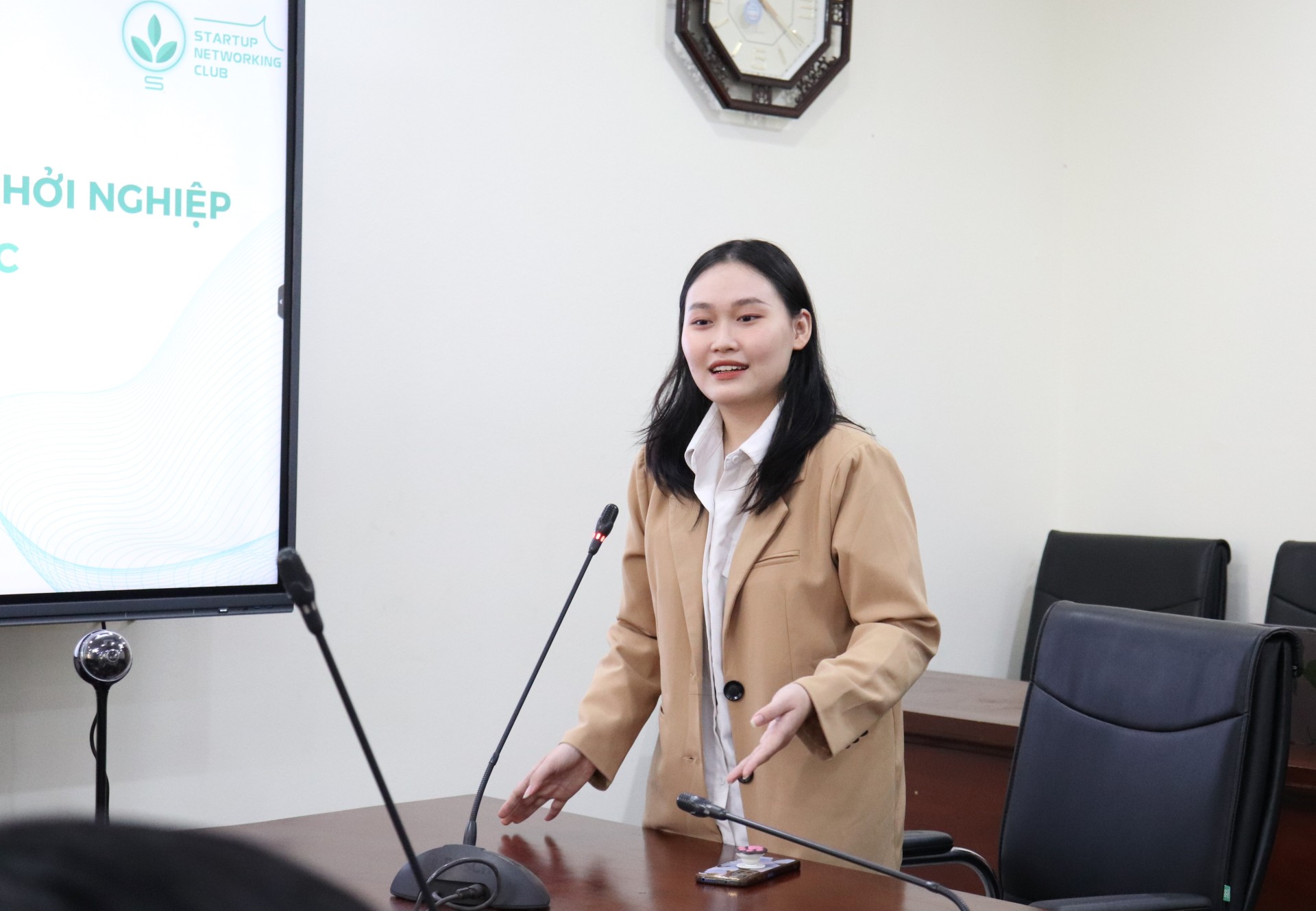 Sinh viên Khuất Thị Thanh Mai - Phó Chủ nhiệm CLB Hỗ trợ cộng đồng khởi nghiệp Nhân văn (SURE)
